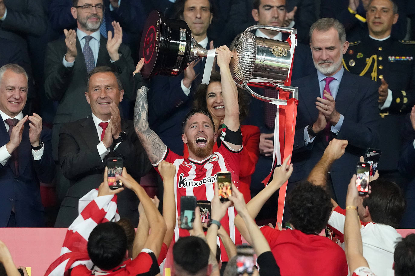 El Athletic y la afición celebrán la Copa en Sevilla