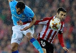Susaeta pugna por un balón ante un jugador del Olympique de Marsella.