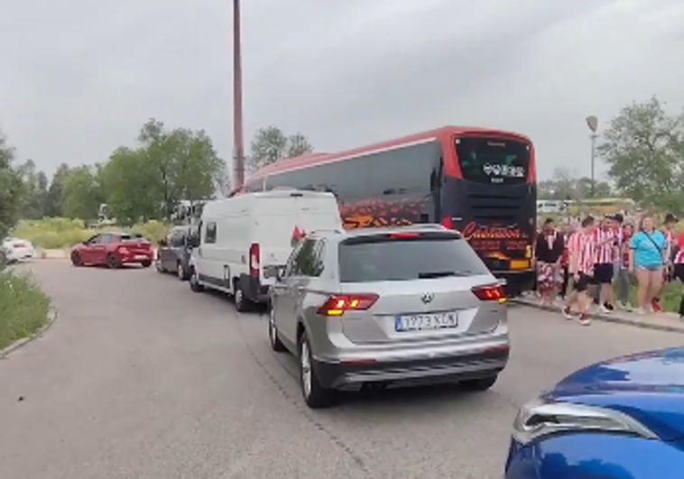 Largas colas en Sevilla para acceder al aparcamiento para los coches de la afición del Athletic