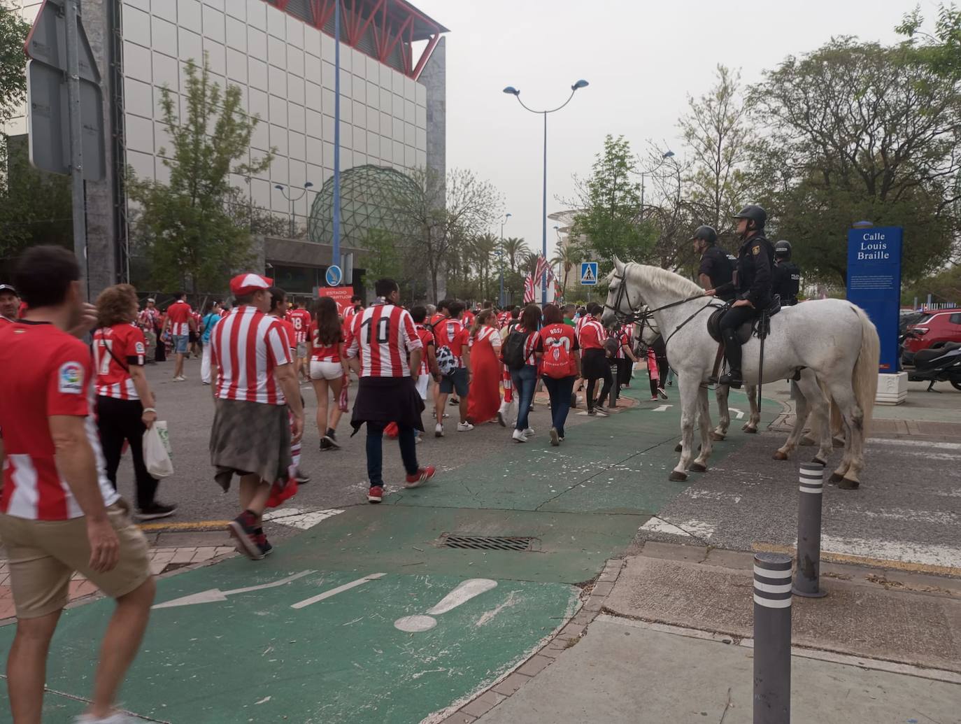 Las fotos de la final: la afición se vuelca con el Athletic en Sevilla