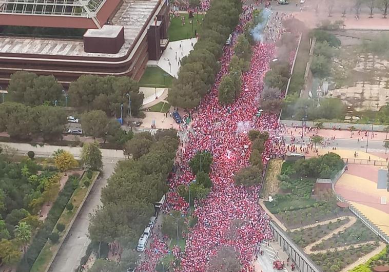 Así ha sido la espectacular kalejira desde la Athletic Hiria a La Cartuja