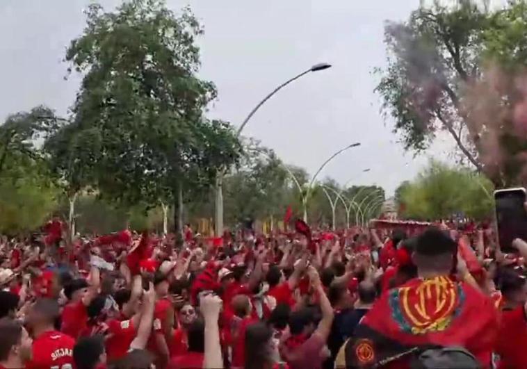 Los aficionados del Mallorca se montan la fiesta en el centro de Sevilla, lejos de su fan zone