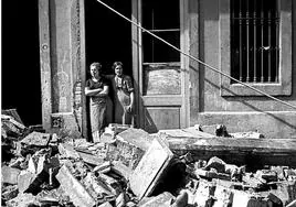 Dos mujeres después de un bombardeo en el barrio de Poble Sec en 1937.