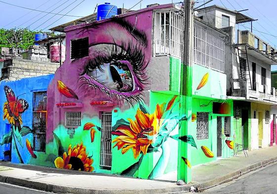 Imagen del antes y después de un edificio de Cienfuegos donde ha pintado un mural el artista portugués Styler.