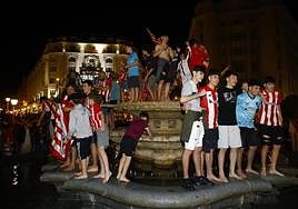 Éxtasis en la Plaza Moyua: la hinchada rojiblanca celebra a lo grande el título copero