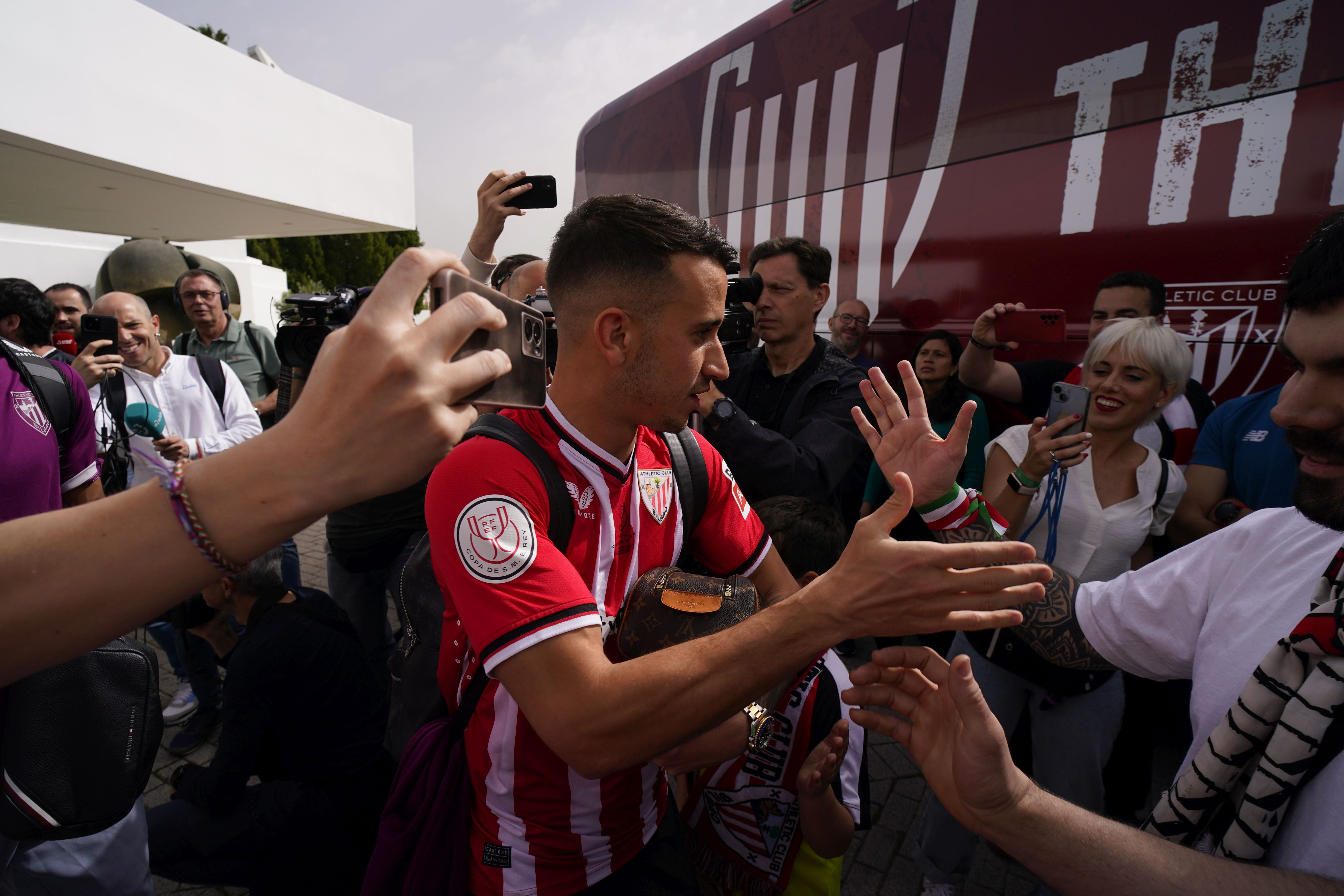 El Athletic abandona el hotel de Sevilla