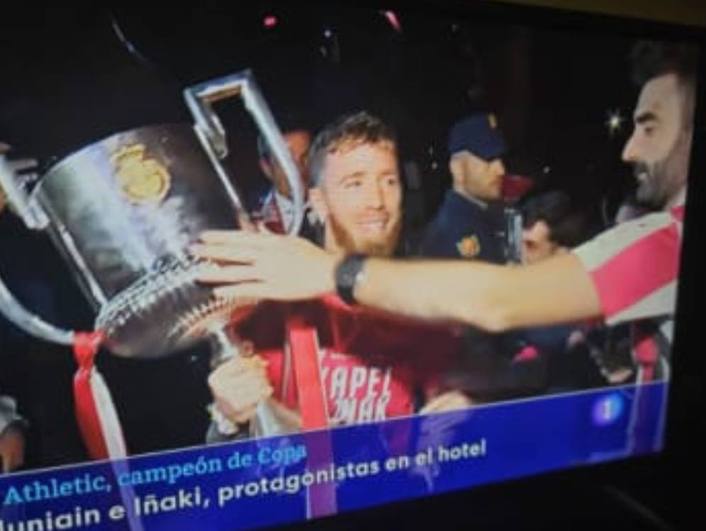 El momento en el que el periodista de EL CORREO Jon Ander Goitia tocó la Copa del Rey de Athletic.