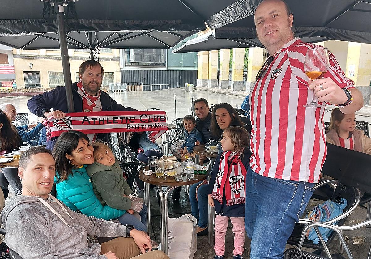 Igor Jubildo junto a Perico Enciso y el resto de amigos