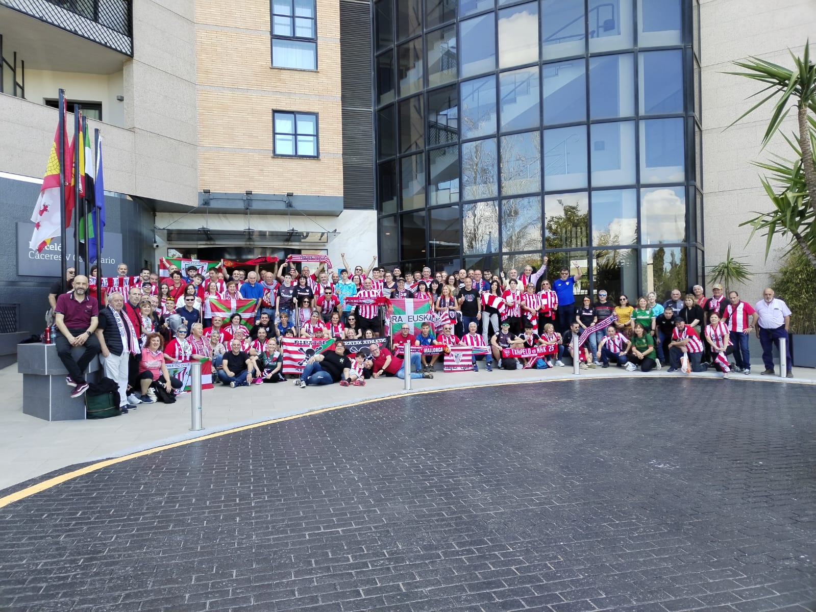 Aficionados que han viajado en autobús desde Getxo a animar al Athletic.