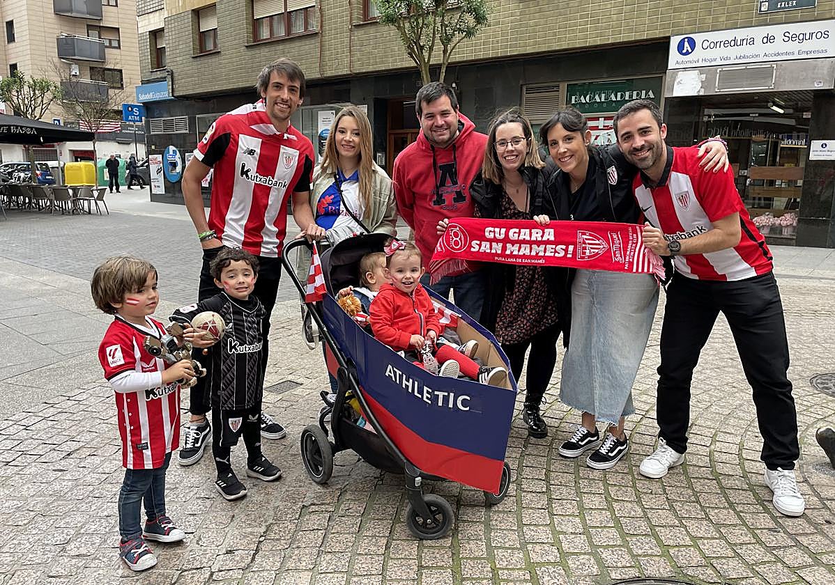 Dos familias se reúnen este domingo en las peatonales de Basauri.