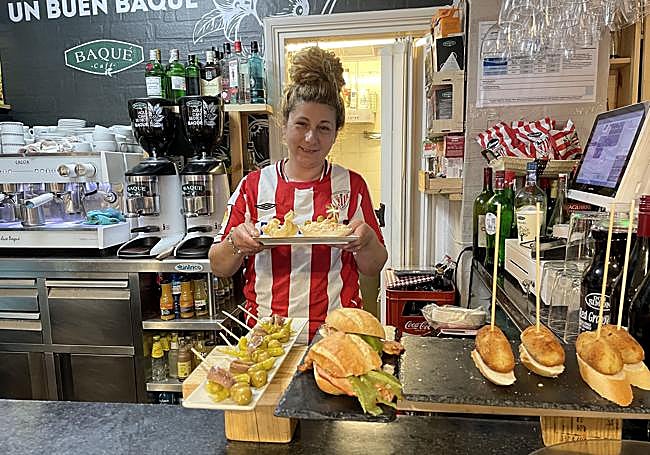 Begoña García tras la barra del bar J & M Kafetegia de Basauri.