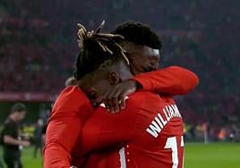 Los hermanos Williams se abrazan tras la victoria.