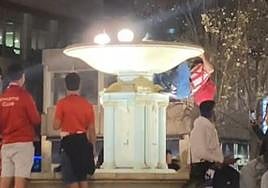 Un aficionado del Athletic cae al agua al intentar subir a una fuente de Bilbao