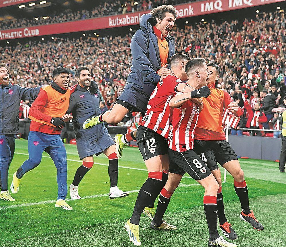 Quedaba el último obstáculo para llegar a una nueva final y a priori el sorteo no trajo buenas noticias. Nunca lo es enfrentarse al Atlético de Madrid, pero llegados a este punto, al Athletic nada ni nadie le paraba. Lo demostró en la ida, con una lección de personalidad en el Metropolitano. Un gol de penalti de Berenguer y un enorme ejercicio de resistencia permitieron a los rojiblancos volver a casa con ventaja. La semifinal de vuelta fue una enorme fiesta camino de la final de Sevilla. Un 3-0 que llevó el delirio a un San Mamés repleto con 52.061 aficionados que vivieron una noche inolvidable. (Metropolitano y San Mamés. 7-2 y 29-2. Semifinales a doble partido)