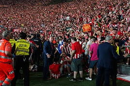 Al menos un herido en una pequeña avalancha de aficionados del Athletic en La Cartuja