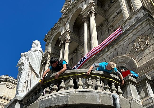 Preparativos en la balconada del Ayuntamiento de Bilbao.