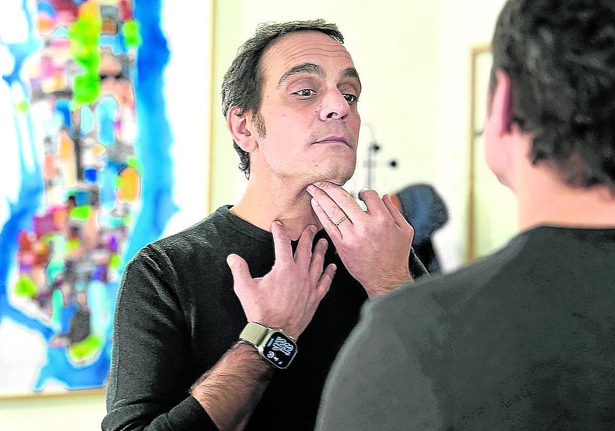 Unai Pequeño, nuevo presidente del Colegio de Logopedas del País Vasco, en su consulta.