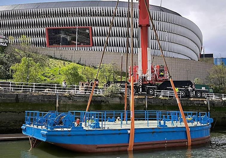La gabarra, en la ría, esta mañana.