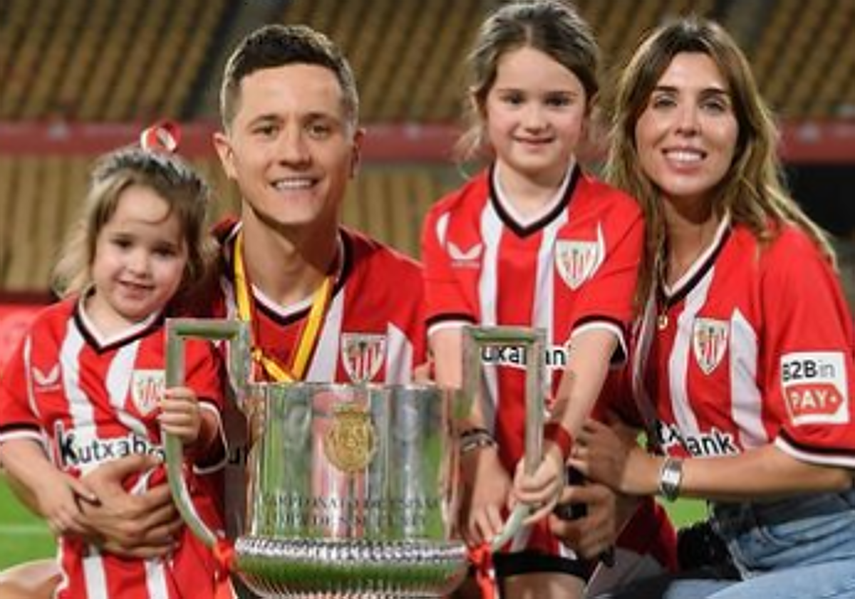 Imagen principal - «Inolvidable». Así han festejado las novias y mujeres de los jugadores del Athletic el título