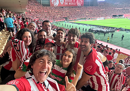 La celebración de Patxi Salinas en la grada de La Cartuja