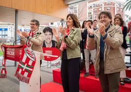 Patxi López e Idoia Mendia, con bufandas del Athletic al cuello, arroparon este domingo a Eneko Andueza en un acto en Santurtzi.