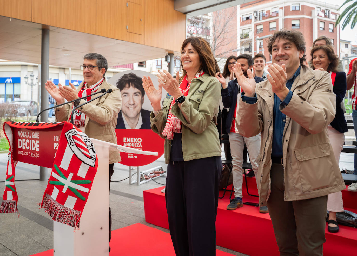 Patxi López e Idoia Mendia, con bufandas del Athletic al cuello, arroparon este domingo a Eneko Andueza en un acto en Santurtzi.