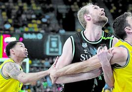 Hlinason pelea con Happ, del Gran Canaria.