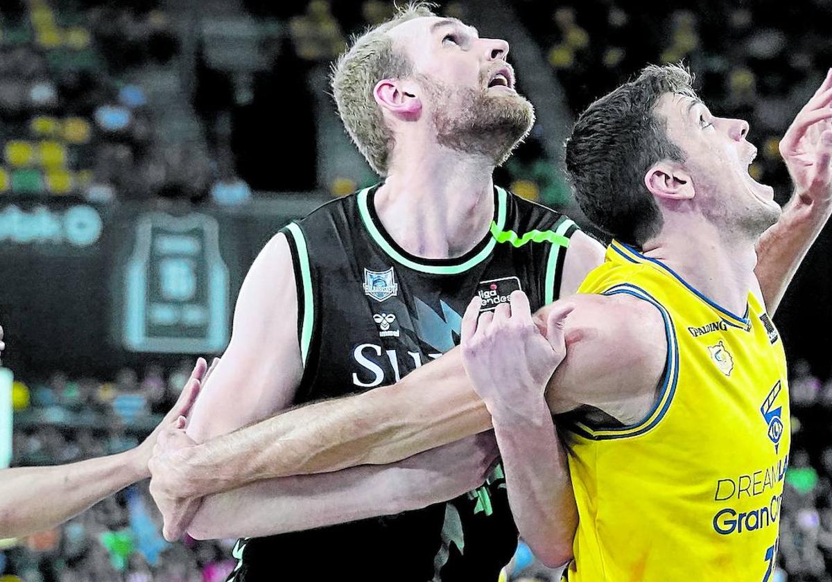 Hlinason pelea con Happ, del Gran Canaria.