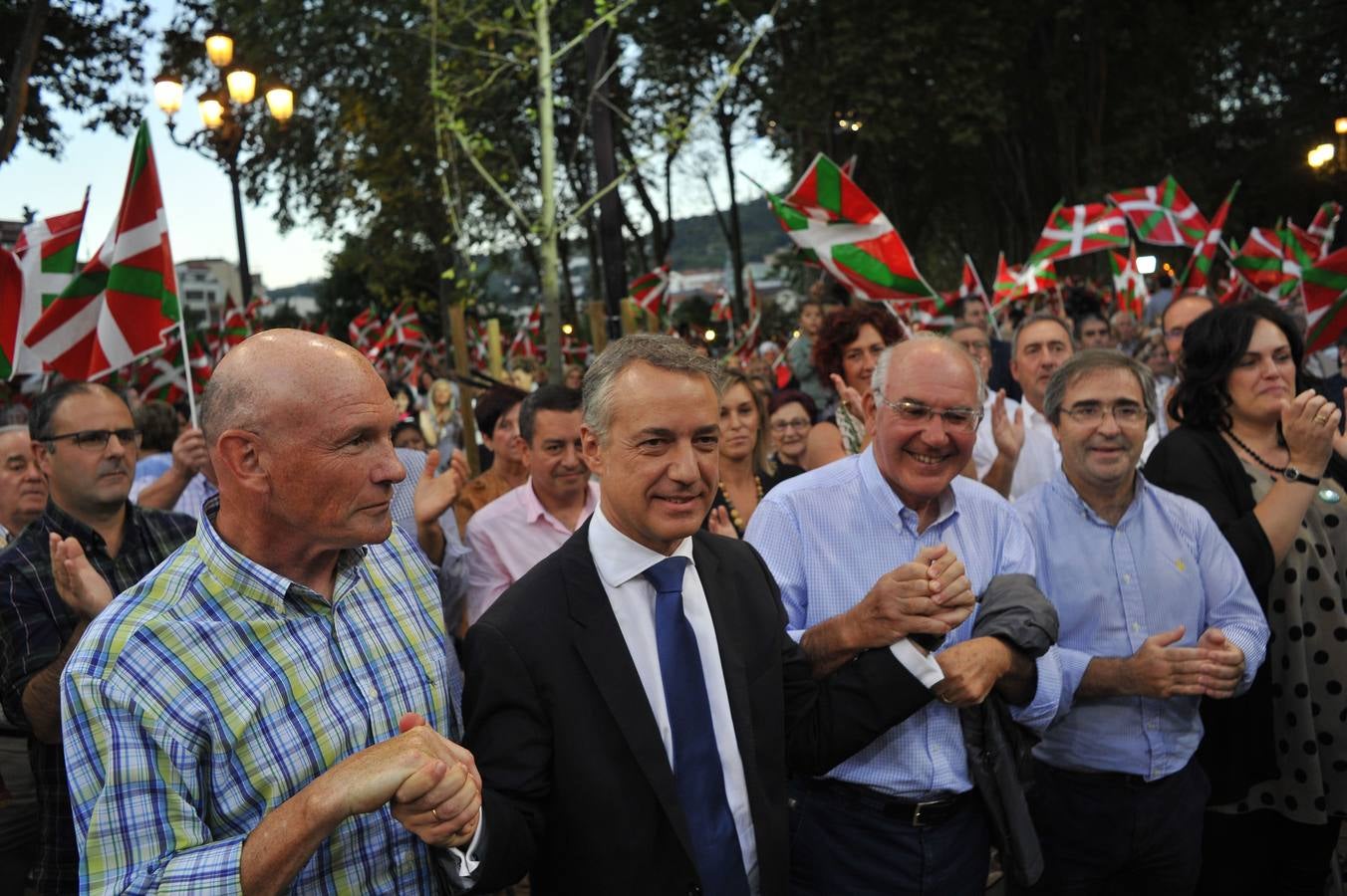 Fiel al partido, mostró su apoyo a Urkullu en su candidatura a lehendakari. En la foto con Ibarretxe y otros miembros del EBB.