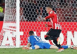 Berenguer corre a celebrar el penalti que daba el título al Athletic.
