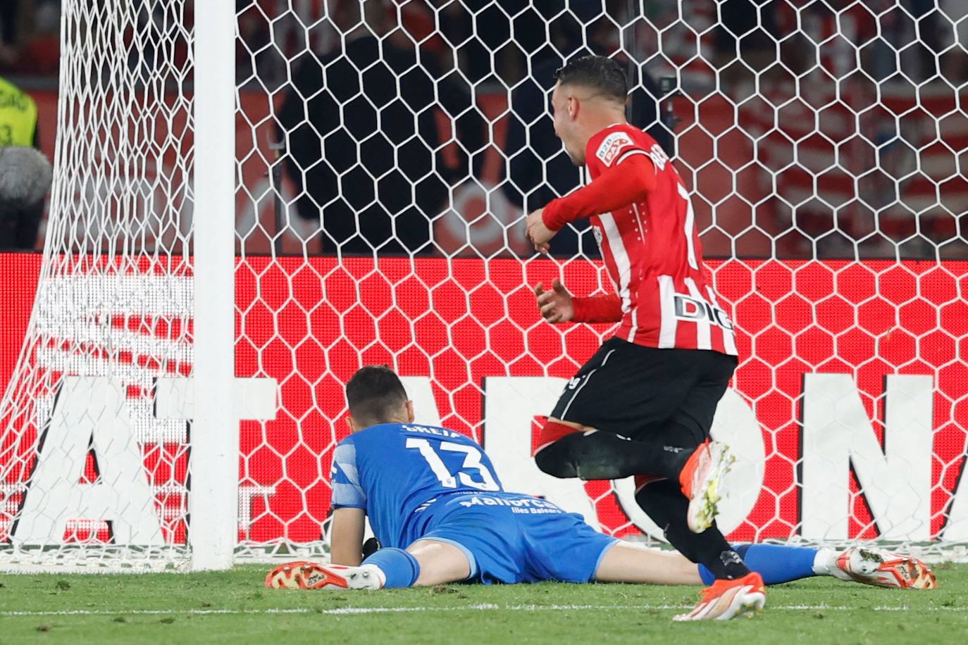 Berenguer corre a celebrar el penalti que daba el título al Athletic.