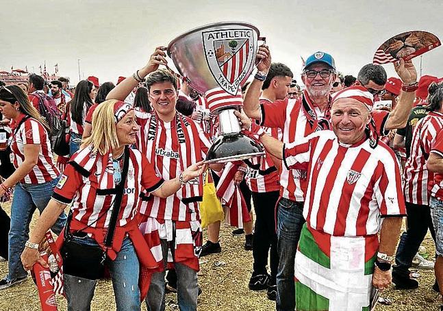 Javier Ponciano, a la derecha de la imagen, con su familia.