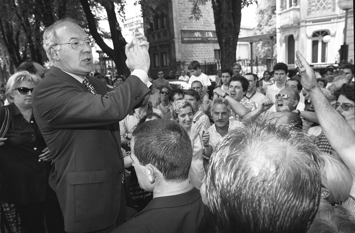 Ardanza, subido en un banco frente a Ajuria Enea, trata de calmar a los ciudadanos minutos después del asesinato por parte de ETA del concejal del PP Miguel Ángel Blanco.