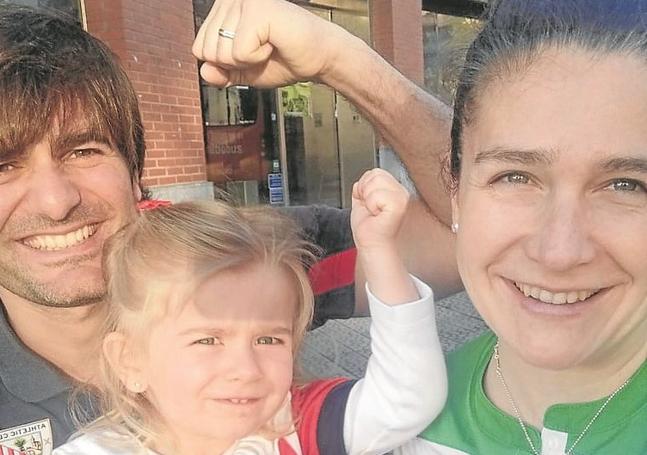 Mikel y su pareja, con la pequeña Martina.