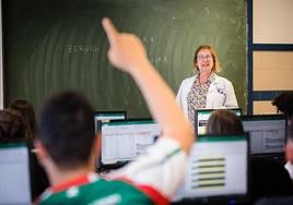 Gema Axpe, profesora de Egibide, durante una de las clases de Educación Tributaria.