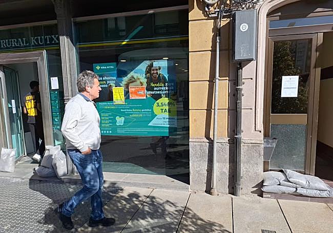 Sacos de tierra en los bajos de los edificios de Erandio este lunes.