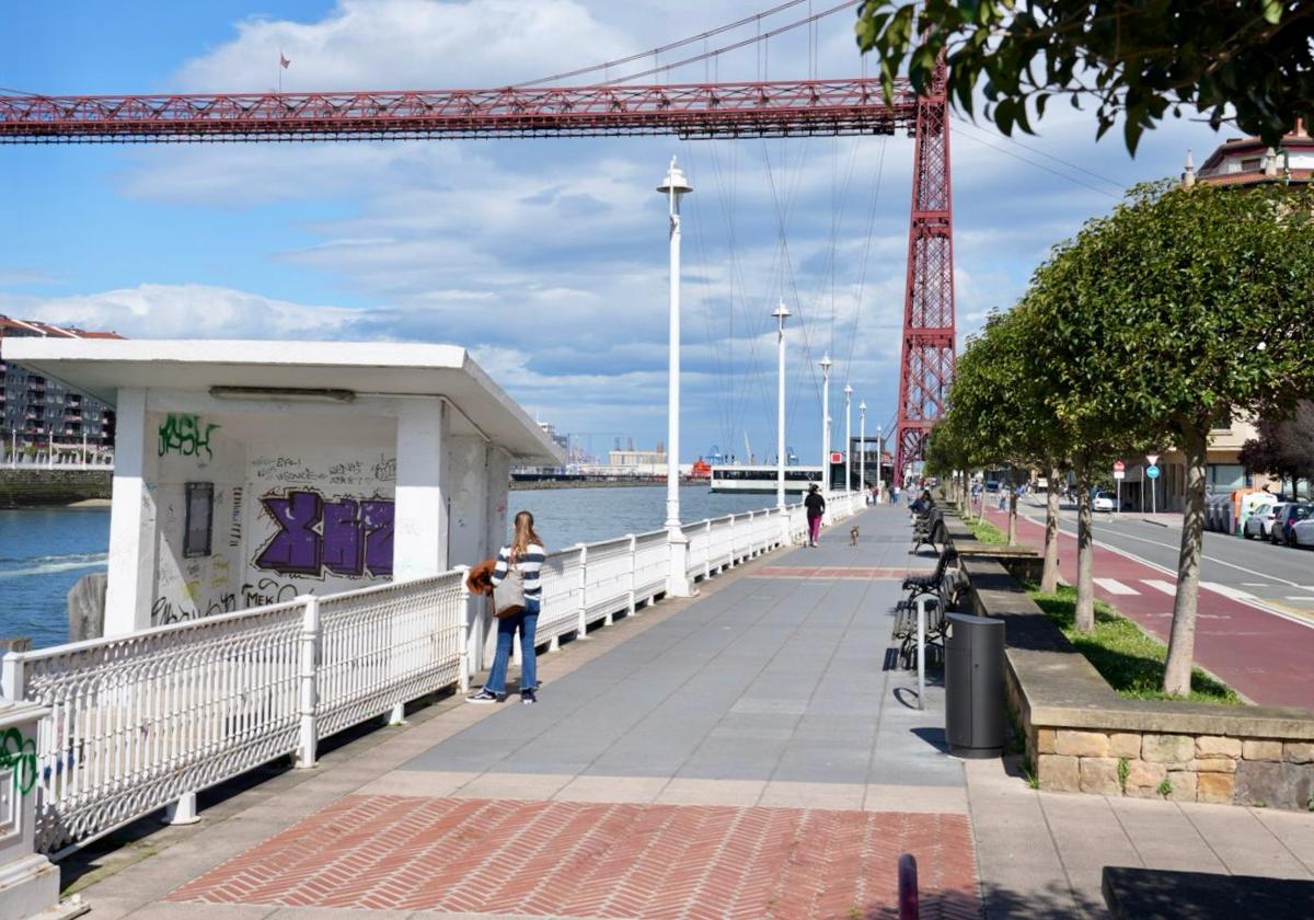 Getxo reserva un espacio para que las personas con movilidad reducida puedan ver la gabarra