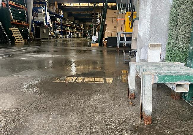 En el taburete se puede observar la marca del agua.