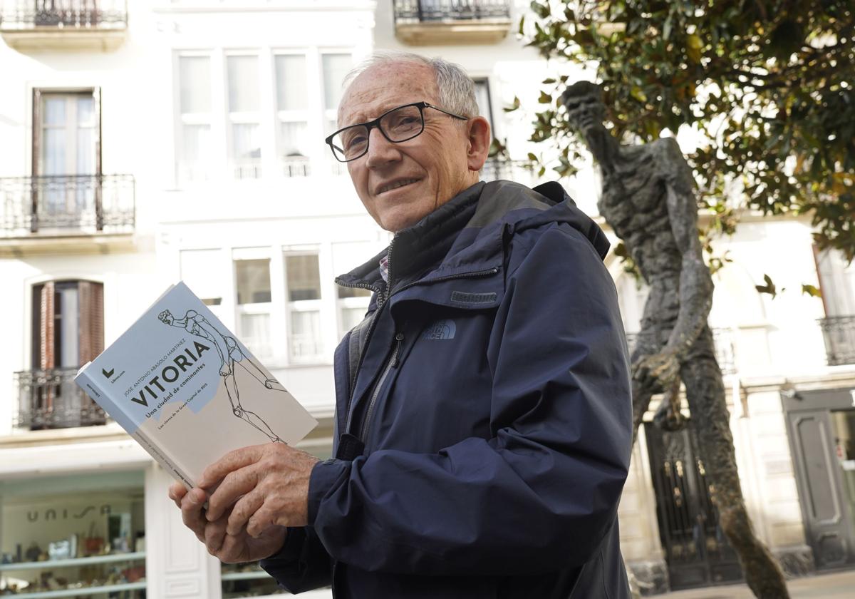 José Antonio Abasolo junto a la estatua del Caminante