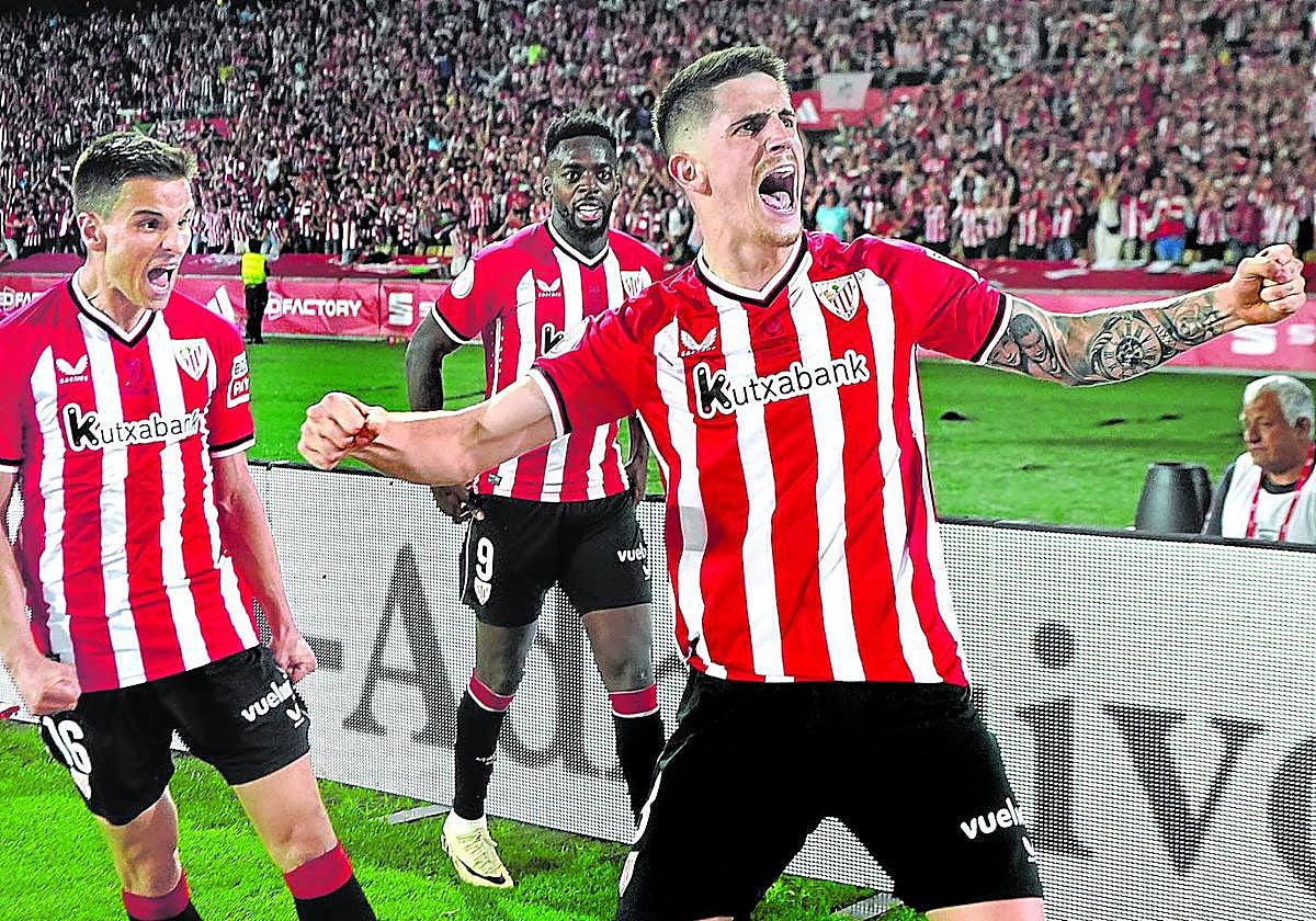 Sancet festeja eufórico su gol ante el Mallorca en la final, que supuso el empate, mientras Ruiz de Galarreta e Iñaki Williams se aprestan a felicitarle.