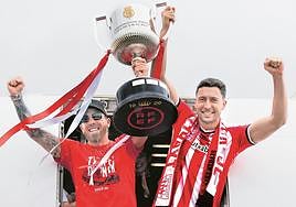 Sancet festeja eufórico su gol ante el Mallorca en la final, que supuso el empate, mientras Ruiz de Galarreta e Iñaki Williams se aprestan a felicitarle.