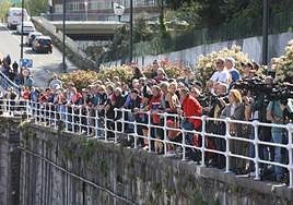 Aficionados del Athletic sigue la operación para colocar la gabarra en la ría