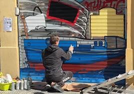 La gabarra desembarca en Pozas a todo color: «Este tipo de encargos te emocionan»