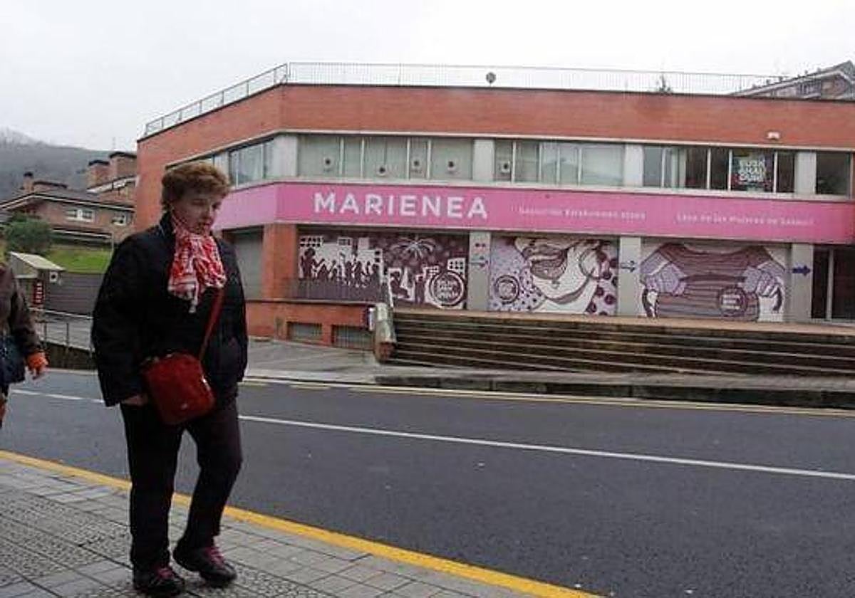 Una mujer pasea frente a la Casa de la Mujer de Basauri, conocida como Marienea