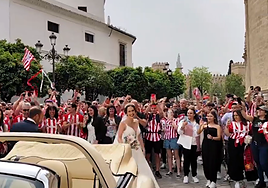 Los novios que se casaron ante una marea rojiblanca en Sevilla: «No cambiamos ese momento por nada del mundo»