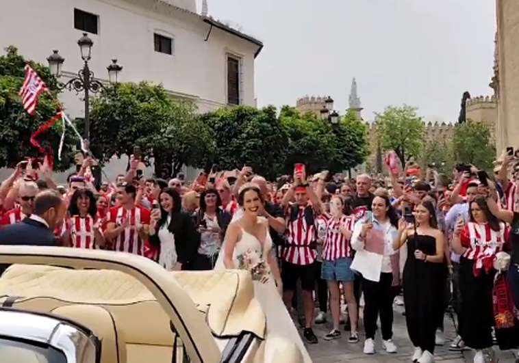 Los novios que se casaron ante una marea rojiblanca en Sevilla: «No cambiamos ese momento por nada del mundo»