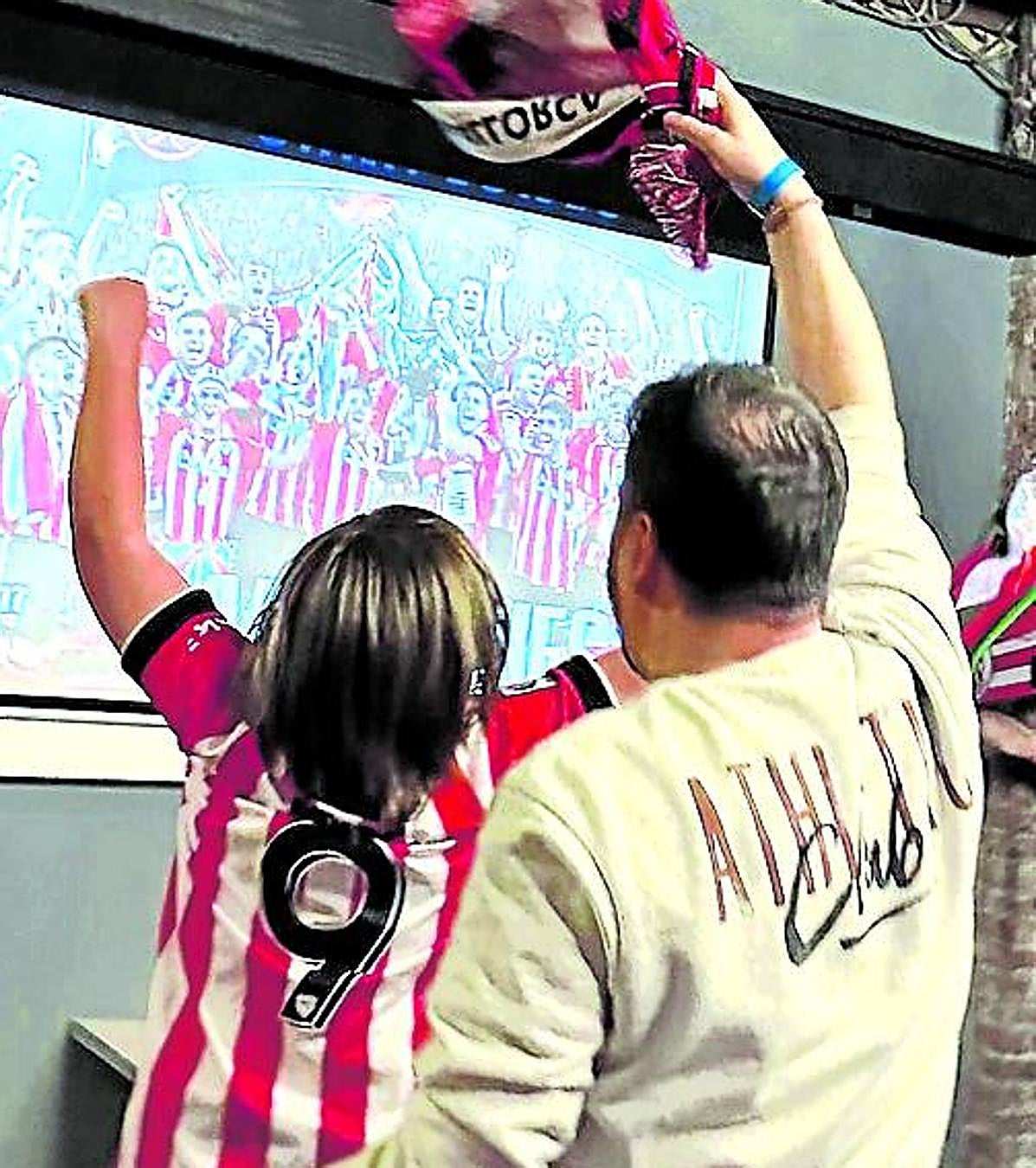 El escritor festeja la victoria junto a su hijo de 11 años en Nueva York.