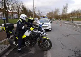Agentes de la Policía Local en un control en una calle de Vitoria.