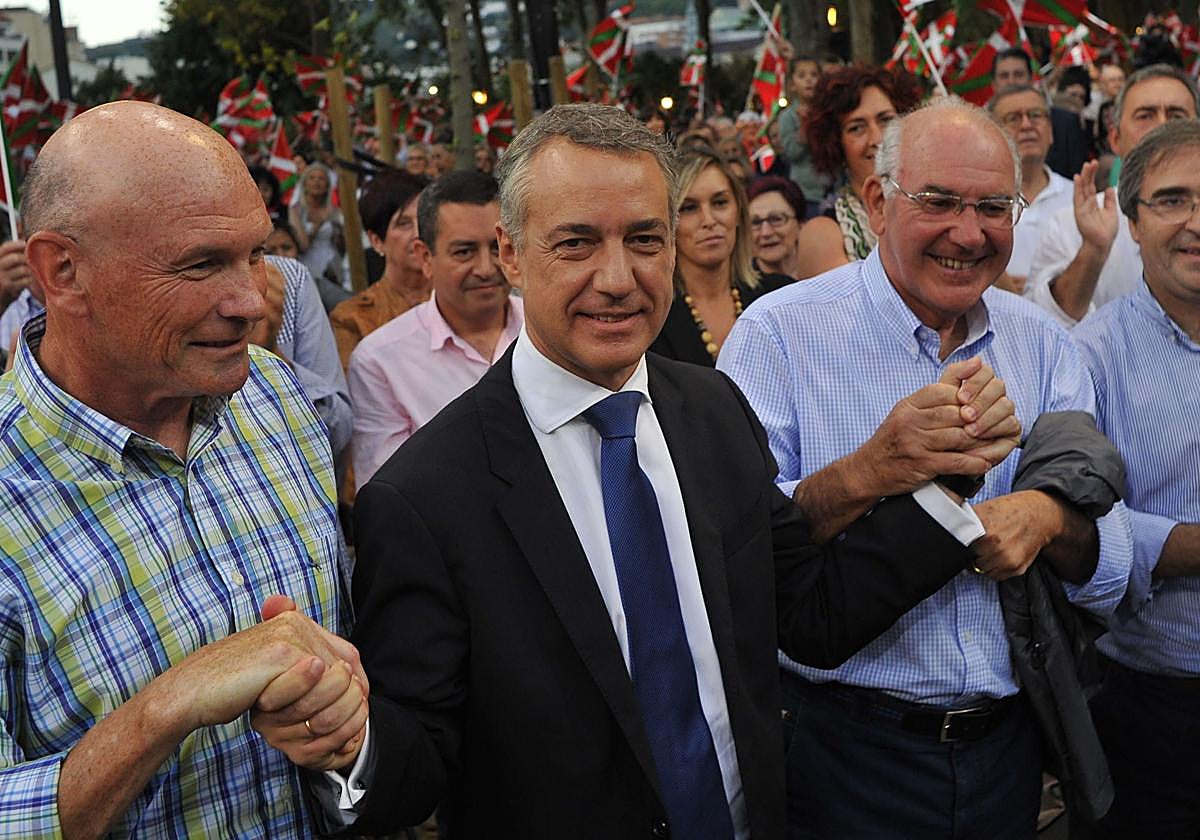 Urkullu junto a Ardanza e Ibarretxe en 2016.