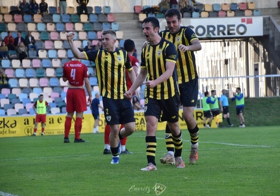 Bittor Isuskiza celebra su gol ante el Izarra junto a Cortezón y De Jesús.